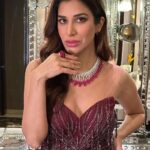 Sophie Choudry Instagram - Another day, another gig 🎤🎵 #gratitude #giglife Outfit @bhawnaraoluxury Styling @tanimakhosla Necklace and ring @maiiarabymn Earrings @hybajewels HMU @ambereenyusuf #redredwine #redcarpetlook #bathroomdiaries #bts #sophiechoudry #styleinspo