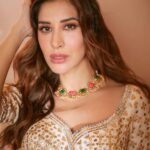 Sophie Choudry Instagram - Colour me pretty☺️ Loved wearing this for the final day of Navratri @raasrangthane Tku for this gorgeous look Outfit @gopivaiddesigns HMU @ambereenyusuf Jewellery @azotiique 📸 @kadamajay 🤎 #navratri #dusshera #lehenga #desigirl #prettiness #styleinspo #beautyinspo #gopivaid #sophiechoudry