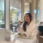 Sophie Choudry Instagram - My kinda weekend vibe😍 #gratitude #selfcare #austria #detox #wellness #fitness goals #sundayvibes #weekend #selfcaresunday #poolday #mayrlifealtaussee #sophiechoudry #mountains #nature #altaussee Mayrlife Altaussee