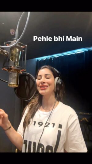 Sophie Choudry Instagram - This song’s been on my mind so did a lil version…
You sang it so beautifully @vishalmishraofficial Uff 🩷 #pehlebhimain #animal #coversong #trendingsongs #sophiechoudry

Thanku for the track @djnafizzofficial
Thanks Samir @studio5o4 🩷
