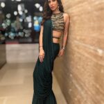 Sophie Choudry Instagram – Not Saree for making you look🤓❤️‍🔥 #sareelove #20yearsofsurilyg 

Outfit @surilyg 
HMU @ambereenyusuf 
@sunset.sue 💚

#styleinspo #green #sari #sophiechoudry #desigirl #styleinspo