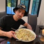 Sophie Turner Instagram - One of the many benefits of marrying a good italian boy... @joejonas 😍🍝🌹 Also please may I have my hat back