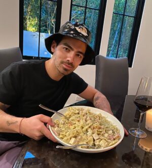 Sophie Turner Instagram - One of the many benefits of marrying a good italian boy... @joejonas 😍🍝🌹 Also please may I have my hat back