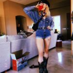 Sophie Turner Instagram - Pinkies up cowboys