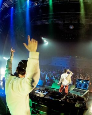 Sorane Instagram - 昨晩なんばHatchにてライブ納めでした。ワンマンで一年を締めくくれて本当に幸せでした。音楽の可能性を信じさせてくれた皆様、本当にありがとうございます。来年も何卒ブチアゲな年にしましょう🙏みんなが健康でありますよう。

hair make by @kazushi_matsuda 
stylist by @mishimataiki 

all photo by @takeshiyao