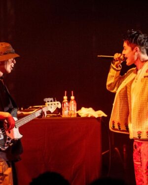 Sorane Instagram - 昨晩なんばHatchにてライブ納めでした。ワンマンで一年を締めくくれて本当に幸せでした。音楽の可能性を信じさせてくれた皆様、本当にありがとうございます。来年も何卒ブチアゲな年にしましょう🙏みんなが健康でありますよう。

hair make by @kazushi_matsuda 
stylist by @mishimataiki 

all photo by @takeshiyao