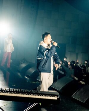 Sorane Instagram - 昨晩なんばHatchにてライブ納めでした。ワンマンで一年を締めくくれて本当に幸せでした。音楽の可能性を信じさせてくれた皆様、本当にありがとうございます。来年も何卒ブチアゲな年にしましょう🙏みんなが健康でありますよう。

hair make by @kazushi_matsuda 
stylist by @mishimataiki 

all photo by @takeshiyao