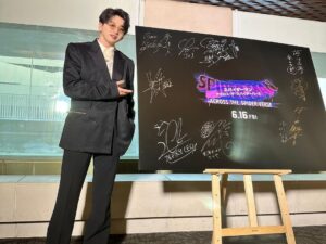 Sota Hanamura Instagram - 日本最速で
『スパイダーマン アクロス・ザ・スパイダーバース』
を観させて頂きました！
本当に最高の作品で僕も改めて自分の信じた道を強く生きようと思えました。

それにしてもこうして日本最速で観させていただけるなんてファンとしてたまらない幸せですし、光栄ですし、これ以上ないです。

今回は字幕版でしたが、公開されたら賢章くんの吹替版も必ず観に行きます！
今日、朝５時に起きて賢章くんの吹替版の1を見返してから仕事に行きました^ ^

そして、
JO1景瑚くん
BE:FIRST LEOくんの2人とお写真を！
久々に2人にも逢えて更に高まりました！
ダンスボーカルグループはみんなファミリーな気持ちです。
みんなでジャンルの枠を広げて、そして超えていきましょう！
共に高みへ！

#今年一番スゴいアニメの話をしよう