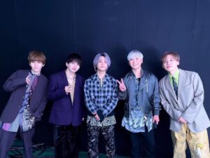 Sota Hanamura Instagram - あけましたねー！
絶賛充電期間でございます！
年内最後のダイスを投稿しておきます！
メンバーに会うのはまだまだ先です。
そしてもう直ぐRENTの稽古も始まります！
今年も頑張るよー！
おみくじは小吉だったよ！
siriみくじは中吉やった！
みんなはどうでした？
コメント欄で教えておくれー！