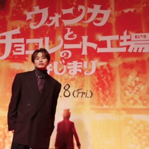 Sota Hanamura Instagram - 映画「ウォンカとチョコレート工場のはじまり」にて
ティモシー・シャラメさん演じる
ウィリー・ウォンカの日本語吹替を担当させて頂くこととなりました花村想太です。
この作品を通して、夢を見つけることの素晴らしさや、夢を持つことの素晴らしさ、そして夢を語る素晴らしさをお届けできたらと思っております。
僕は30歳を超えてもなおまだまだ夢だらけです。
夢を持つのに年齢なんて関係ないと胸を張って思います。
この冬、子供達や、元子供の皆様へ最高の物語をお届けできるよう精一杯努めて参りますので、
よろしくお願い致します。

p.s テストで初めて声を録音したとき緊張からビックリするくらい棒読みになってしまったということです！w言葉足らずですみません🙇本番では絶対にそんなことのないようスタッフさんや演者の皆様にご指導頂き自分自身も最大限努力いたします！！ご安心ください！！！！

#ウォンカとチョコレート工場のはじまり #チョコっとウォン活 #da_ice #naturallag #ティモシーシャラメ #ウィリーウォンカ