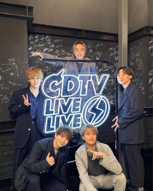 Sota Hanamura Instagram - 33歳の自分初めまして。
今年はどんな音楽歌って、
どんな音楽つくる？
楽しみやなー33歳のおれ！！！
絶対最高の1年にしないとな！
いや、、、しような！！！
頼むぞおれ！！！！
そして6面のみなさんいつもありがとうございます！
みんなのおかげで今年も元気です！！
そして歌えてます！

ダイスのメンバーいつまでもよろしくお願いします！！
ナチュラグのメンバー、これからもっと高みへいこうね！
ヒカルくん！先ず飯でも行こう！！！

改めて全員に！
今年もよろしくお願いします！！！！