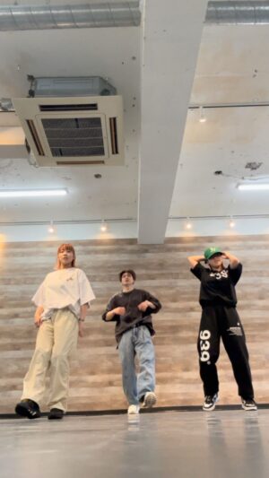 Sota Hanamura Instagram - Oh s**t!! feat. SKY-HI 覚えたてver!!
シッキンさんのアシスタントさんに急遽きていただき教えてもらいました！
難しすぎて覚えたてでは上手く踊りきれず悔しいので、来週もっかいやります！！！
#da_ice
#stkgz 
#sky_hi
#シッキン
#踊ってみた
#花村想太