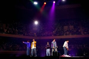 Sota Hanamura Instagram - 遂に始まりました。
10th anniversary year！！
一発目のワンマンライブは『武道館』
7年前を大きく超えられたと思います。
今回のステージはあえて、平舞台。いわゆる背中に何もセットを背負わないスタイルでとにかく踊る、踊る、踊るのセットリストにしました。
昔のダイスの進化系をこれでもかって観てもらうためのセットリストでした。
3時間半、本当に好きな人じゃないと正直辛い時間だと思います。それでもそのくらいダイスのことが大好きだって方に向けて作ったセットリスト！！
多分関係者の方々は長いと思ったと思いますが、本当に申し訳ないです。ただやっぱりDa-iCE愛を沢山持ってくださる方々に出来る限りの時間で出来る限りの曲を全力で届けたかったので僕は大満足ですし、やってよかったと心の底から思います。
ただもう2度とやれないですね、、、
想像以上に体がガタついてしまいました。
とにかくね、本当に幸せでした！
今年一年最大速度で駆け抜けようね！！！
今年こそ、紅白出ようね！！！！