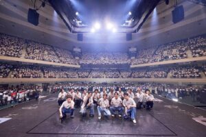 Sota Hanamura Instagram - 遂に始まりました。
10th anniversary year！！
一発目のワンマンライブは『武道館』
7年前を大きく超えられたと思います。
今回のステージはあえて、平舞台。いわゆる背中に何もセットを背負わないスタイルでとにかく踊る、踊る、踊るのセットリストにしました。
昔のダイスの進化系をこれでもかって観てもらうためのセットリストでした。
3時間半、本当に好きな人じゃないと正直辛い時間だと思います。それでもそのくらいダイスのことが大好きだって方に向けて作ったセットリスト！！
多分関係者の方々は長いと思ったと思いますが、本当に申し訳ないです。ただやっぱりDa-iCE愛を沢山持ってくださる方々に出来る限りの時間で出来る限りの曲を全力で届けたかったので僕は大満足ですし、やってよかったと心の底から思います。
ただもう2度とやれないですね、、、
想像以上に体がガタついてしまいました。
とにかくね、本当に幸せでした！
今年一年最大速度で駆け抜けようね！！！
今年こそ、紅白出ようね！！！！