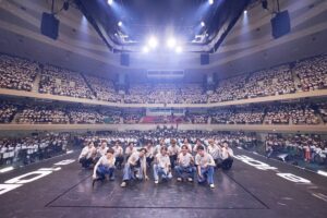 Sota Hanamura Instagram - 遂に始まりました。
10th anniversary year！！
一発目のワンマンライブは『武道館』
7年前を大きく超えられたと思います。
今回のステージはあえて、平舞台。いわゆる背中に何もセットを背負わないスタイルでとにかく踊る、踊る、踊るのセットリストにしました。
昔のダイスの進化系をこれでもかって観てもらうためのセットリストでした。
3時間半、本当に好きな人じゃないと正直辛い時間だと思います。それでもそのくらいダイスのことが大好きだって方に向けて作ったセットリスト！！
多分関係者の方々は長いと思ったと思いますが、本当に申し訳ないです。ただやっぱりDa-iCE愛を沢山持ってくださる方々に出来る限りの時間で出来る限りの曲を全力で届けたかったので僕は大満足ですし、やってよかったと心の底から思います。
ただもう2度とやれないですね、、、
想像以上に体がガタついてしまいました。
とにかくね、本当に幸せでした！
今年一年最大速度で駆け抜けようね！！！
今年こそ、紅白出ようね！！！！