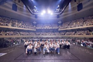 Sota Hanamura Instagram - 遂に始まりました。
10th anniversary year！！
一発目のワンマンライブは『武道館』
7年前を大きく超えられたと思います。
今回のステージはあえて、平舞台。いわゆる背中に何もセットを背負わないスタイルでとにかく踊る、踊る、踊るのセットリストにしました。
昔のダイスの進化系をこれでもかって観てもらうためのセットリストでした。
3時間半、本当に好きな人じゃないと正直辛い時間だと思います。それでもそのくらいダイスのことが大好きだって方に向けて作ったセットリスト！！
多分関係者の方々は長いと思ったと思いますが、本当に申し訳ないです。ただやっぱりDa-iCE愛を沢山持ってくださる方々に出来る限りの時間で出来る限りの曲を全力で届けたかったので僕は大満足ですし、やってよかったと心の底から思います。
ただもう2度とやれないですね、、、
想像以上に体がガタついてしまいました。
とにかくね、本当に幸せでした！
今年一年最大速度で駆け抜けようね！！！
今年こそ、紅白出ようね！！！！