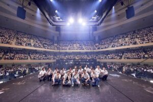 Sota Hanamura Instagram - 遂に始まりました。
10th anniversary year！！
一発目のワンマンライブは『武道館』
7年前を大きく超えられたと思います。
今回のステージはあえて、平舞台。いわゆる背中に何もセットを背負わないスタイルでとにかく踊る、踊る、踊るのセットリストにしました。
昔のダイスの進化系をこれでもかって観てもらうためのセットリストでした。
3時間半、本当に好きな人じゃないと正直辛い時間だと思います。それでもそのくらいダイスのことが大好きだって方に向けて作ったセットリスト！！
多分関係者の方々は長いと思ったと思いますが、本当に申し訳ないです。ただやっぱりDa-iCE愛を沢山持ってくださる方々に出来る限りの時間で出来る限りの曲を全力で届けたかったので僕は大満足ですし、やってよかったと心の底から思います。
ただもう2度とやれないですね、、、
想像以上に体がガタついてしまいました。
とにかくね、本当に幸せでした！
今年一年最大速度で駆け抜けようね！！！
今年こそ、紅白出ようね！！！！