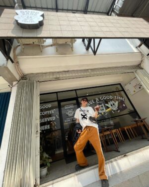 Sota Hanamura Instagram - in ジャカルタ
本当に素敵な経験をありがとうございました。
沢山の当たり前が、当たり前じゃないんことなんだなと実感した、
自分にとってなくてはならない体験でした。
そしてただいま日本。
なんだか今まで普通に思ってた単純なこと達にありがたみを感じれる。これからしばらくまたよろしく！

そしてなによりインドネシアのファンの方に逢えた嬉しさがたまらなかった。
一生懸命覚えてくれた日本語で最大限の愛を伝えてくれてありがとう。
また帰ってくるね。
と同時に日本から来てくれたファンの方にも感謝しかない。
海外でしか味わえない空気や距離感を感じてもらえてたら嬉しいな。

そんな時は曲作りだな。
さぁ今日は戻ってまず制作しようか！

#da_ice #inジャカルタ #dance #music