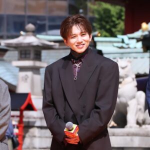 Sota Hanamura Instagram - 映画「ウォンカとチョコレート工場のはじまり」にて
ティモシー・シャラメさん演じる
ウィリー・ウォンカの日本語吹替を担当させて頂くこととなりました花村想太です。
この作品を通して、夢を見つけることの素晴らしさや、夢を持つことの素晴らしさ、そして夢を語る素晴らしさをお届けできたらと思っております。
僕は30歳を超えてもなおまだまだ夢だらけです。
夢を持つのに年齢なんて関係ないと胸を張って思います。
この冬、子供達や、元子供の皆様へ最高の物語をお届けできるよう精一杯努めて参りますので、
よろしくお願い致します。

p.s テストで初めて声を録音したとき緊張からビックリするくらい棒読みになってしまったということです！w言葉足らずですみません🙇本番では絶対にそんなことのないようスタッフさんや演者の皆様にご指導頂き自分自身も最大限努力いたします！！ご安心ください！！！！

#ウォンカとチョコレート工場のはじまり #チョコっとウォン活 #da_ice #naturallag #ティモシーシャラメ #ウィリーウォンカ