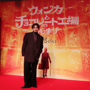 Sota Hanamura Instagram - 映画「ウォンカとチョコレート工場のはじまり」にて
ティモシー・シャラメさん演じる
ウィリー・ウォンカの日本語吹替を担当させて頂くこととなりました花村想太です。
この作品を通して、夢を見つけることの素晴らしさや、夢を持つことの素晴らしさ、そして夢を語る素晴らしさをお届けできたらと思っております。
僕は30歳を超えてもなおまだまだ夢だらけです。
夢を持つのに年齢なんて関係ないと胸を張って思います。
この冬、子供達や、元子供の皆様へ最高の物語をお届けできるよう精一杯努めて参りますので、
よろしくお願い致します。

p.s テストで初めて声を録音したとき緊張からビックリするくらい棒読みになってしまったということです！w言葉足らずですみません🙇本番では絶対にそんなことのないようスタッフさんや演者の皆様にご指導頂き自分自身も最大限努力いたします！！ご安心ください！！！！

#ウォンカとチョコレート工場のはじまり #チョコっとウォン活 #da_ice #naturallag #ティモシーシャラメ #ウィリーウォンカ