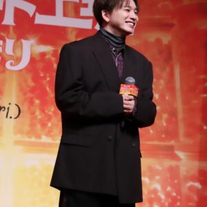 Sota Hanamura Instagram - 映画「ウォンカとチョコレート工場のはじまり」にて
ティモシー・シャラメさん演じる
ウィリー・ウォンカの日本語吹替を担当させて頂くこととなりました花村想太です。
この作品を通して、夢を見つけることの素晴らしさや、夢を持つことの素晴らしさ、そして夢を語る素晴らしさをお届けできたらと思っております。
僕は30歳を超えてもなおまだまだ夢だらけです。
夢を持つのに年齢なんて関係ないと胸を張って思います。
この冬、子供達や、元子供の皆様へ最高の物語をお届けできるよう精一杯努めて参りますので、
よろしくお願い致します。

p.s テストで初めて声を録音したとき緊張からビックリするくらい棒読みになってしまったということです！w言葉足らずですみません🙇本番では絶対にそんなことのないようスタッフさんや演者の皆様にご指導頂き自分自身も最大限努力いたします！！ご安心ください！！！！

#ウォンカとチョコレート工場のはじまり #チョコっとウォン活 #da_ice #naturallag #ティモシーシャラメ #ウィリーウォンカ