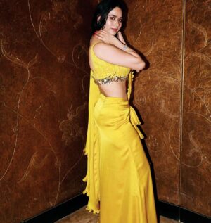 Soundarya Sharma Instagram - शुभ दिवाली 💛✨🪔💥

Styled by: @juhi.ali 
Pre draped saree: @asaga.in 
Jewellery: @rubans.in 

#HappyDiwali #ShineOn