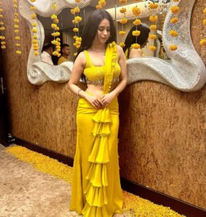 Soundarya Sharma Instagram - शुभ दिवाली 💛✨🪔💥

Styled by: @juhi.ali 
Pre draped saree: @asaga.in 
Jewellery: @rubans.in 

#HappyDiwali #ShineOn