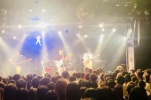 Soushi Sakiyama Instagram - ツアーファイナル名古屋クラブクアトロ！
Wアンコールまで、ありがとうございました！

これにてツアー終了！
今ツアーにて初参加してくださった、かおるくん @amrc_zariga2 も本当にありがとうございました🥲🤝

ベースは有島コレスケさん @koresuke 、ドラムは守真人さん @morimasa55 🔥🔥

また会いましょう。

動画はWアンコールより、i 触れる SAD UFOの間奏

3枚目 photo by KEIKO TANABE