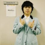 Soushi Sakiyama Instagram - 「第65回 輝く！日本レコード大賞」 ありがとうございました！ #呪術廻戦  「懐玉・玉折」の映像をバックに"燈"を演奏しました。 そして今年もありがとうございました！ 呪術廻戦を通してたくさんの人に"燈"を聴いていただけた事、大変感謝しています。 まだあんまり終わる感じがしないですが、 2023年に感じたこと、思ったこと、自分の感覚に落とし込み進んでいけたらと思います。 どうかよいお年をお過ごしください🙏 Piano：@schroeder_headz stylist：@_kie_fujii_ Hair&Makeup：@_kou_chang__813