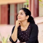 Sreedhanya Instagram - Mazhayethum munpe ❣️ Good things happen in your life when you surround yourself with positive people ♥️♥️♥️ 📸 @itsgi_ri97 #mazhayethummunpe #amritatv #codexmedia #shooting #location #actor #sreedhanya