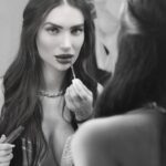 Stéfani Bays Instagram - “Se você um dia se sentir sozinha lembre-se que estou sempre paralelamente do outro lado.” 🪞 💛 📸 @fernandalazzarottofoto 💄 @cilongabriel Porto Alegre