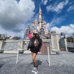 Stéfani Bays Instagram - O dia mais esperado, dia de conhecer o Magic Kingdom, o principal aqui da Disney!! E um dos mais incríveis! 🤍 Aproveitando em amigos e família com a @roteirovip que organizou tudo, deu todo o suporte que precisei! Se você quer vir para Orlando, chama eles que eles organizam TUDO o que você precisa: carro, parques, hospedagem, restaurantes, roteiro personalizado! Você não se preocupa com absolutamente nada! Obrigado @roteirovip e @instagramdorodrigo Magic Kingdom Park Disney World