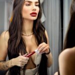 Stéfani Bays Instagram - “Se você um dia se sentir sozinha lembre-se que estou sempre paralelamente do outro lado.” 🪞 💛 📸 @fernandalazzarottofoto 💄 @cilongabriel Porto Alegre
