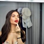 Stéfani Bays Instagram - “Se você um dia se sentir sozinha lembre-se que estou sempre paralelamente do outro lado.” 🪞 💛 📸 @fernandalazzarottofoto 💄 @cilongabriel Porto Alegre