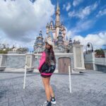 Stéfani Bays Instagram - O dia mais esperado, dia de conhecer o Magic Kingdom, o principal aqui da Disney!! E um dos mais incríveis! 🤍 Aproveitando em amigos e família com a @roteirovip que organizou tudo, deu todo o suporte que precisei! Se você quer vir para Orlando, chama eles que eles organizam TUDO o que você precisa: carro, parques, hospedagem, restaurantes, roteiro personalizado! Você não se preocupa com absolutamente nada! Obrigado @roteirovip e @instagramdorodrigo Magic Kingdom Park Disney World