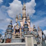 Stéfani Bays Instagram - O dia mais esperado, dia de conhecer o Magic Kingdom, o principal aqui da Disney!! E um dos mais incríveis! 🤍 Aproveitando em amigos e família com a @roteirovip que organizou tudo, deu todo o suporte que precisei! Se você quer vir para Orlando, chama eles que eles organizam TUDO o que você precisa: carro, parques, hospedagem, restaurantes, roteiro personalizado! Você não se preocupa com absolutamente nada! Obrigado @roteirovip e @instagramdorodrigo Magic Kingdom Park Disney World
