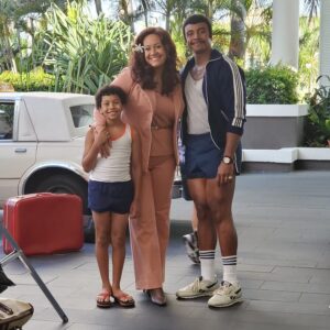 Stacey Leilua Instagram - Love this family pic 🥰 thanks for capturing us, @mrs.groulx 💗🌺📸