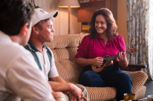 Stacey Leilua Instagram - “Ya Mama been singing Creedence for an hour!” 🤣🤣🤣 thank goodness for EVERYONE in the room that wasn’t true 🤪 this scene was a lot of fun 🥰🙌🏽🎶 The first season of #YoungRock is available to watch on @peacocktv get into it! @nbc @nbcyoungrock 
❤️🌺💪🏽📺