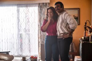 Stacey Leilua Instagram - “Ya Mama been singing Creedence for an hour!” 🤣🤣🤣 thank goodness for EVERYONE in the room that wasn’t true 🤪 this scene was a lot of fun 🥰🙌🏽🎶 The first season of #YoungRock is available to watch on @peacocktv get into it! @nbc @nbcyoungrock 
❤️🌺💪🏽📺