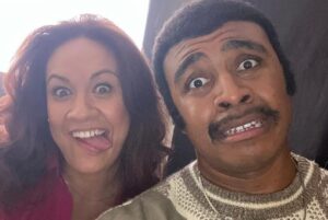 Stacey Leilua Instagram - “Ya Mama been singing Creedence for an hour!” 🤣🤣🤣 thank goodness for EVERYONE in the room that wasn’t true 🤪 this scene was a lot of fun 🥰🙌🏽🎶 The first season of #YoungRock is available to watch on @peacocktv get into it! @nbc @nbcyoungrock 
❤️🌺💪🏽📺