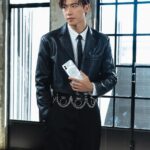 Stanley Yau Instagram - 【csl x Nothing 絕配英「縉」 Stanley】 無論係做戲、唱歌定跳舞，我都要同Nothing Phone (2)一樣Keep住Upgrade自己，今次新機嘅金屬外框比上一代更薄、線條更加俐落有型，Phone (2) 採用咗可持續物料製成嘅零件，型格之餘更加係對環境保護作出貢獻，想入手全新Phone (2)就快啲去 csl 啦😎！  💡Nothing Phone (2) 喺 csl 獨家發售*，買機仲享有多重優惠，撳入去 @cslhk 睇詳情啦！ @nothing @synergy_technologies #csl5G #cslxNothing #cslxNothingDanceChallenge #NothingDance #Nothing #NothingPhone2 #Nothinghk #Phone2 *csl 為香港流動通訊網絡商獨家發售 Nothing Phone (2) 手機。