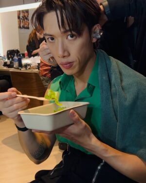 Stanley Yau Instagram - // 每一次feeling feeling so hot 出嚟之前後台嘅準備😂
#mirrorweare #mirrorfeelthepassionconcerttour2024