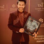 Stebin Ben Instagram - ‘Best Live Entertainers for Weddings 2021’ Platinum! Finally Ahhhhh ❤️ Thank you @weddingsutra for finding me worthy of this award ! This one is special and goes to all my Wedding and Live Industry friends, organisers and my Band ! Waited to have this one in my hand for a very long time ! Thank you @wsengage @brijdubai and everyone for always supporting. You all know how special this one is for me ! Styling : @tiara_gal @akansha.27 Outfit : @rechannel_fashions #weddingsutrainfluencerawards2021 #wsia2021 Taj Lands End, Mumbai