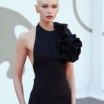Stella Maxwell Instagram - L’Immensita Premiere 🖤 #venicefilmfestival @pinkoofficial @hassanzadeh_jewellry #venezia79
