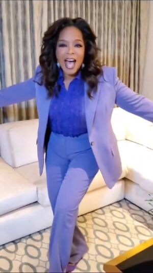 Stella McCartney Instagram - IN STELLA: My queen @Oprah in my iconic Stella Savile Row tailoring suit… boom 💥 x Stella

#Oprah wears a two-piece #StellaAutum23 suit, crafted from responsibly sourced wool flannel. Discover our signature Savile Row tailoring in-store and at stellamccartney.com.

#StellaMcCartney #InStella