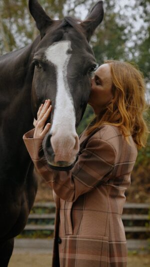 Stella McCartney Instagram - HEALING POWER OF HORSES: Being on my horse has always supported my #mentalhealth, and I want to extend that helping hand to the next generation at a time when they need it most... x Stella
 
The number of young people living with depression doubled between 2011 and 2021, with 52.5% of 17-23 year olds reporting their mental health had declined since COVID-19.

Discover more at healingpowerofhorses.com.

Shot at @OperationCentaur, an equine therapy centre in Richmond, London.

#StellaMcCartney #DeepakChopra #HealingPowerofHorses @TheChopraFoundation @NeverAlone.Love