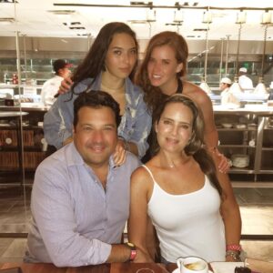 Steph Bumelcrownd Instagram - #ohana la familia nunca te abandona, ni te olvida #thanksgod 🙏🏼✨💛 cuando todo esto acabe... abraza más, quiere más!!!