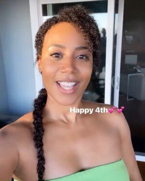 Stephanie Charles Instagram - I hope everyone had a good holiday weekend 🍾🎉

#stephaniecharles
#chillvibes
#goodtimes😊