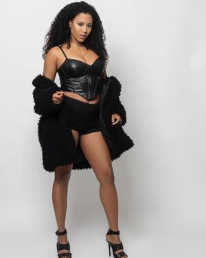 Stephanie Charles Instagram - “Her soul is fierce 
Her heart is brave
Her mind is strong”
- r. h. Sin

📸 @mfbentertainment 
💄 @tamarathemua 
💇🏾‍♀️ @briarihair 

#stephaniecharles 
#photoshoot
#bts
#setlife🎬 
#tylerperrystudios 
#bet