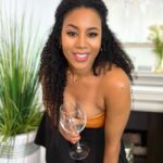 Stephanie Charles Instagram - Happy New Year!! 💕🍾🍾🎉🎉 Blessings to you all🙏🏽💕💕 #newyear2022 #stephaniecharles #Gratitude #vibes #tylerperrystudios #blackishabc